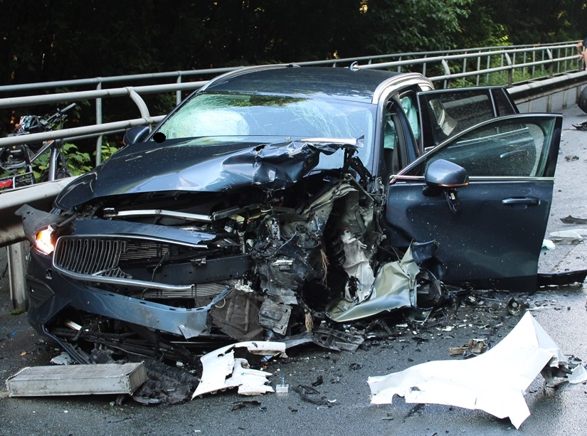 Lübbecke: Schwerer Unfall Zwischen Volvo Und Audi Auf Der B 239 ...