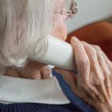 Bild zeigt Anruf bei einer Seniorin