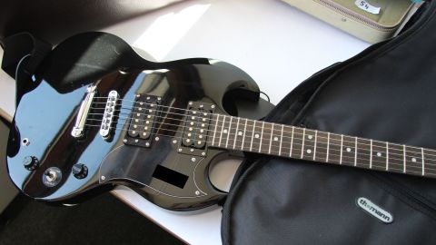 Bild zeigt Diebesgut Gitarre