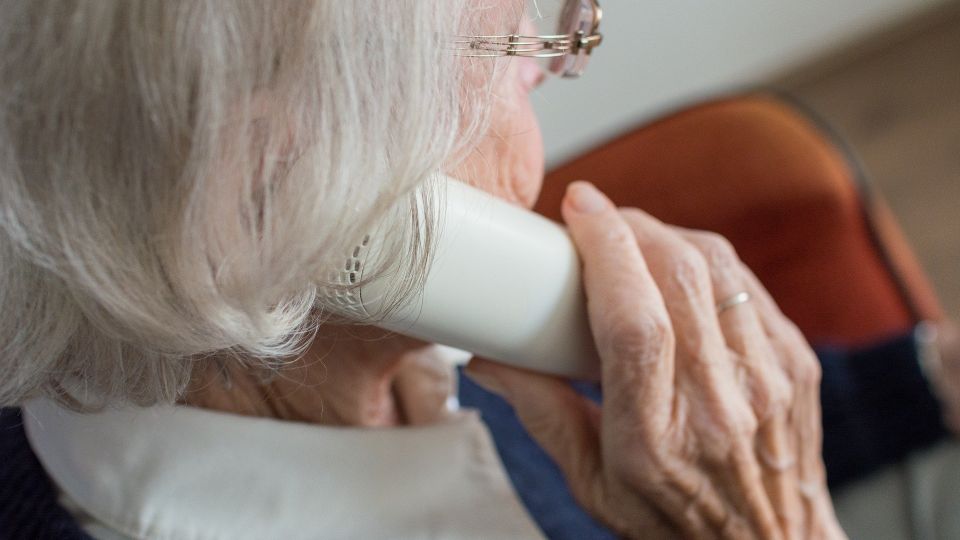Bild zeigt Anruf bei einer Seniorin
