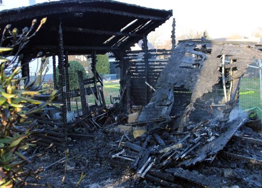 Die hözerne Gartenhütte brannte völlig aus. Foto: Polizei Minden-Lübbecke